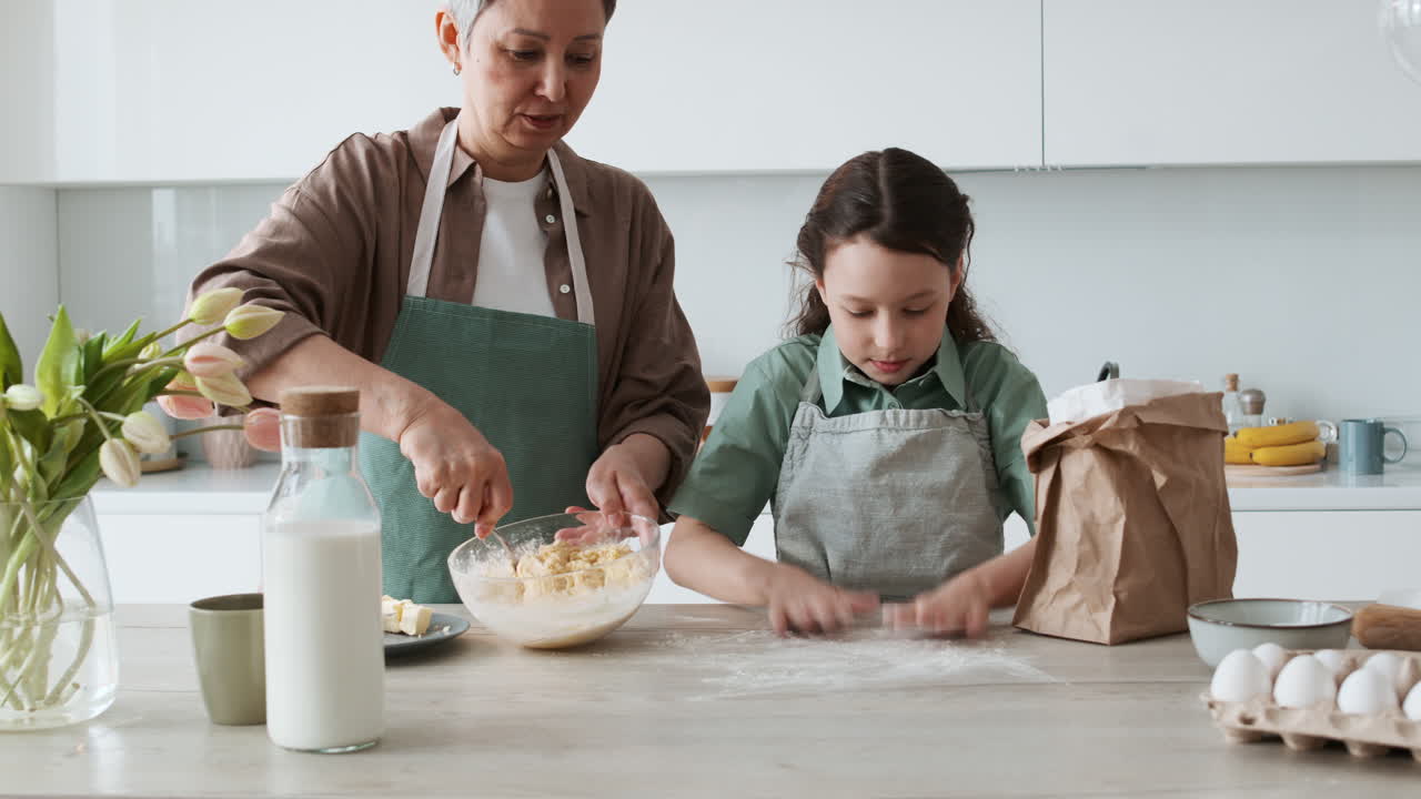 la abuela y la niña horneando
