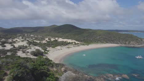 Antena-Hacia-La-Playa-De-Arena-Vacía-Butterfish-Bay-En-Marion-Bay,-Australia