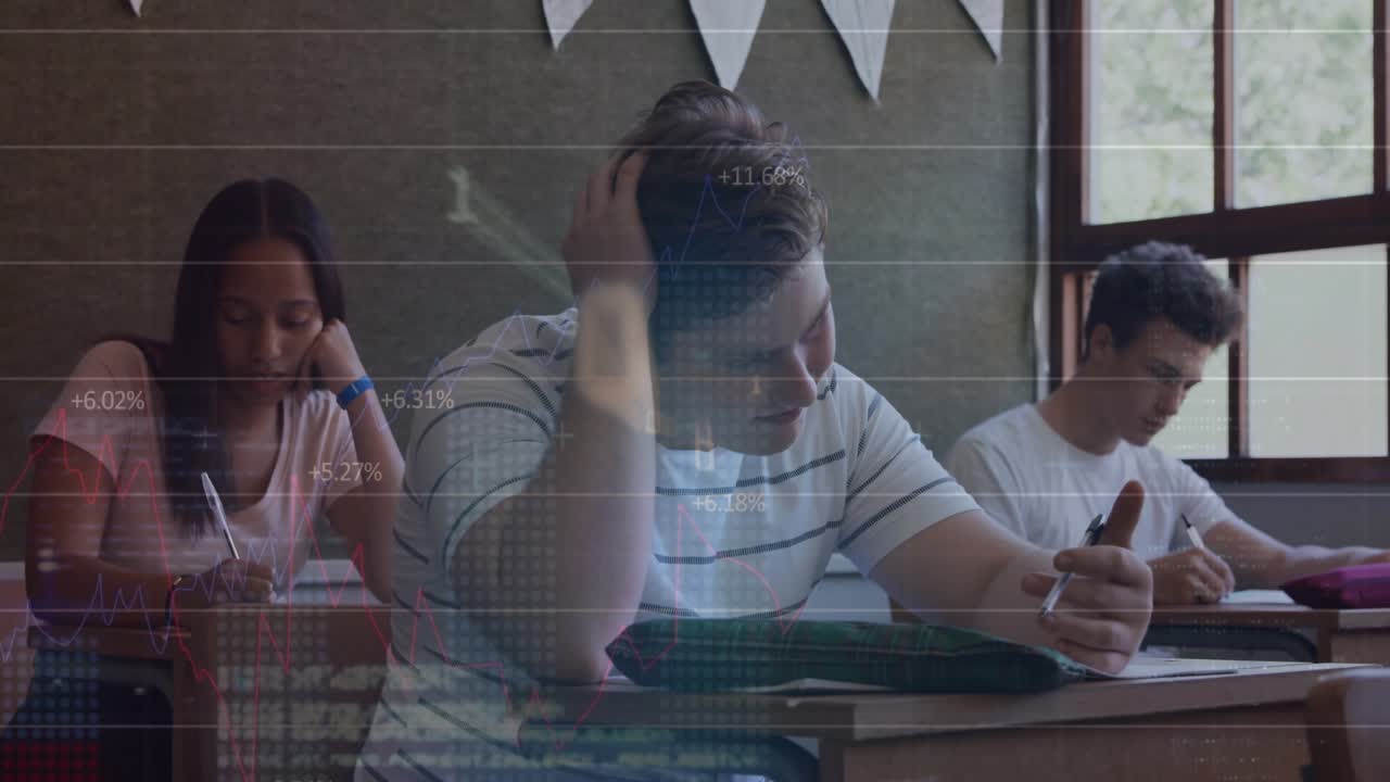 Aluno ao centro reagindo a uma sobreposição que aparece em aula enquanto rabisca anotações resolvendo uma tarefa de dados.