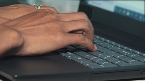 Mittlere-Nahaufnahme-Weiblicher-Hände,-Die-Auf-Einem-Laptop-Tippen