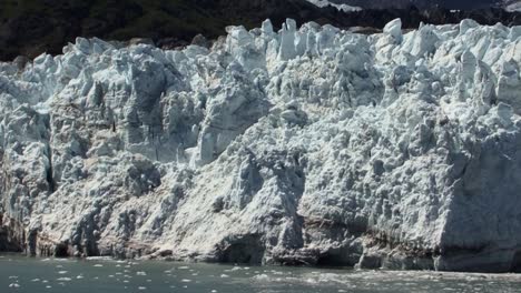 Pequeños-Trozos-De-Hielo-Que-Caen-Del-Glaciar-Margerie-En-Un-Día-Soleado,-Alaska