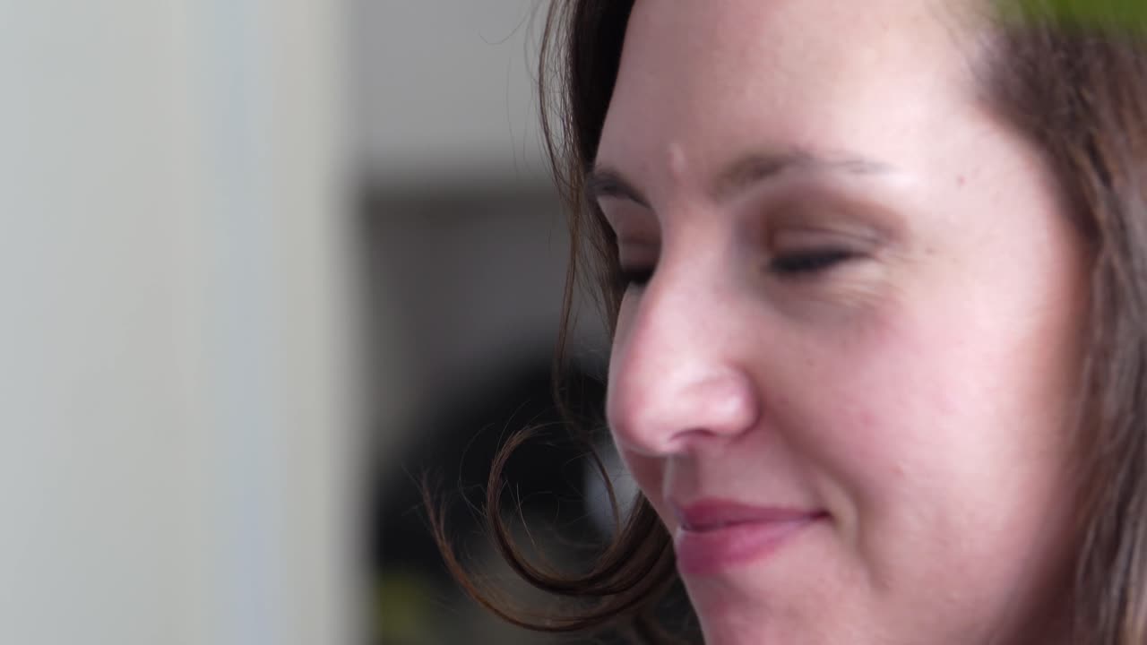 hermosa mujer caucásica bebe tirador b52 en el pub