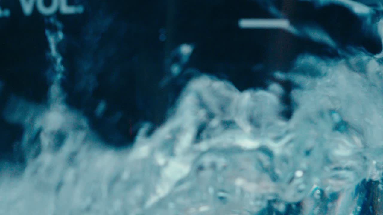 el agua se vierte y salpica sobre un recipiente