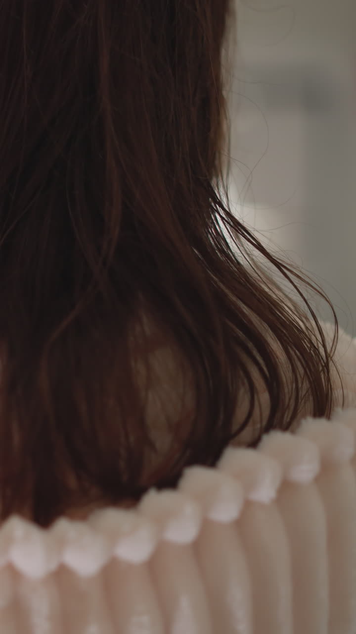 샤워를 마친 후 화장실에서 거울 에 서있는 여성. 은 여자는 저녁 치료 후 편안한 따뜻한 욕조에서 느린 동작으로 휴식을 취합니다.