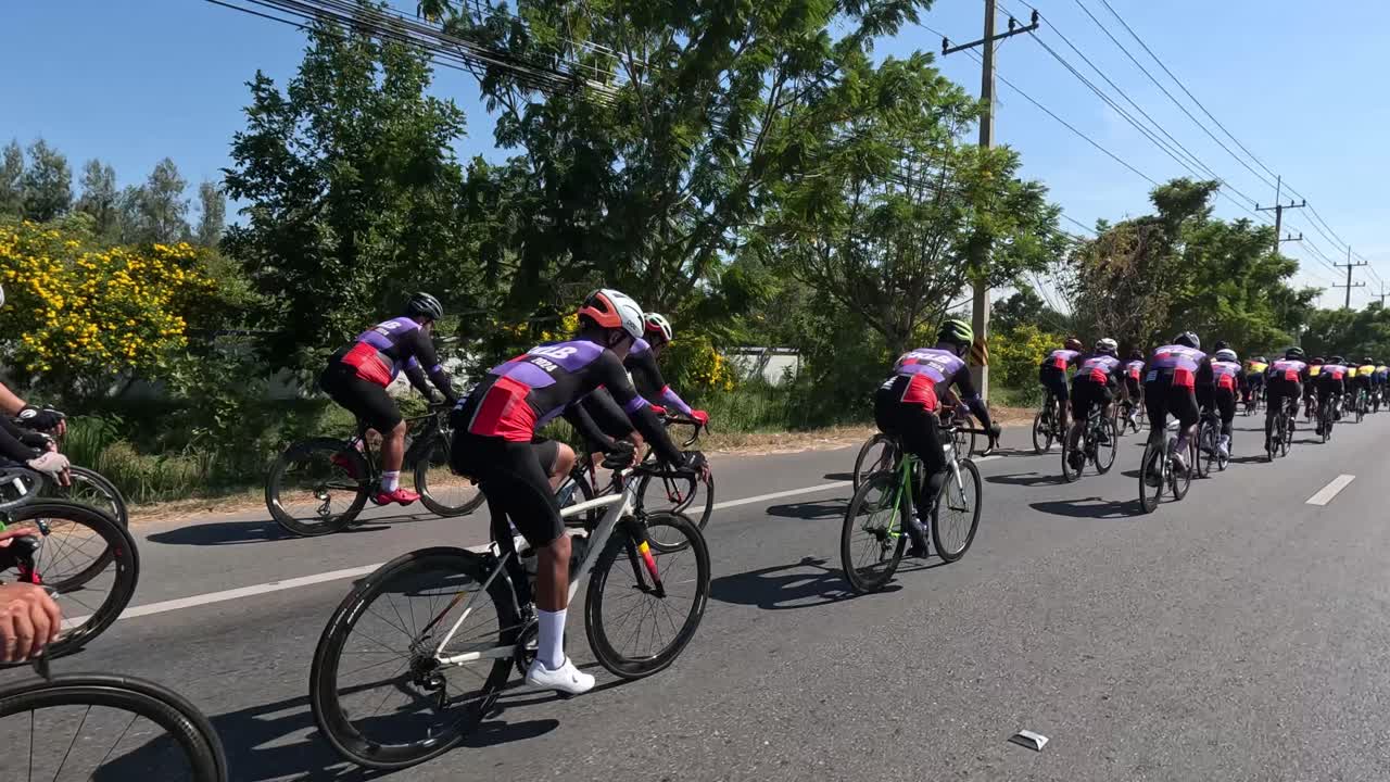 은 날 에 경쟁 하는 사이클리스트 들 의 그룹