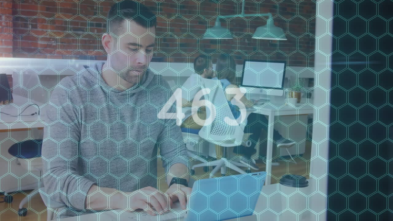 escribiendo en una computadora portátil, hombre en la oficina con cuadrícula hexagonal y animación de números