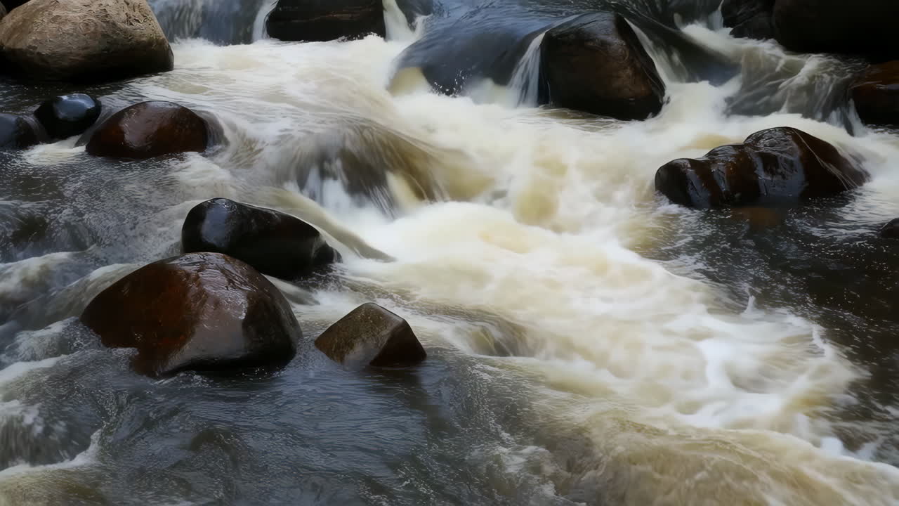 Acqua impetuosa del fiume sulle rocce
