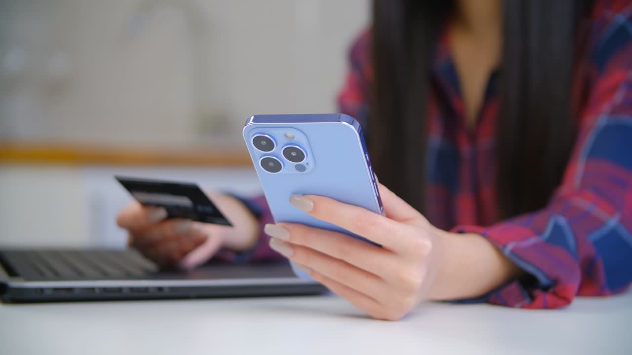 신용카드로 온라인 쇼핑을 하는 젊은 여성, 4k 영상으로 촬영된 인터넷 쇼핑 콘셉트, 현대적인 드폰 앱을 이용한 여성