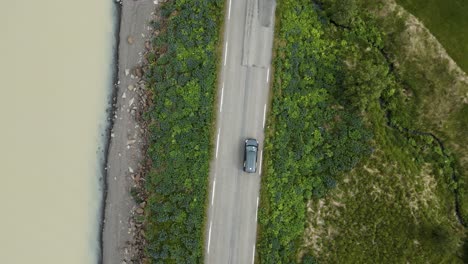 Droneshot-Distanciándose-De-Un-Automóvil-En-Movimiento-En-La-Naturaleza