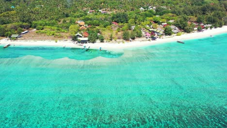 mar perfectamente claro y playa de arena blanca, isla con resorts y bungalows de lujo, tailandia