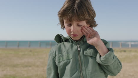 Porträt-Eines-Süßen-Kaukasischen-Jungen,-Der-Weint-Und-Traurig-Und-Einsam-Im-Strandpark-Am-Meer-Aussieht.-Verlorenes-Kind