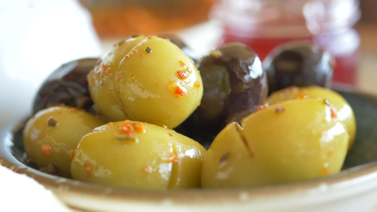 aceitunas mezcladas en un cuenco