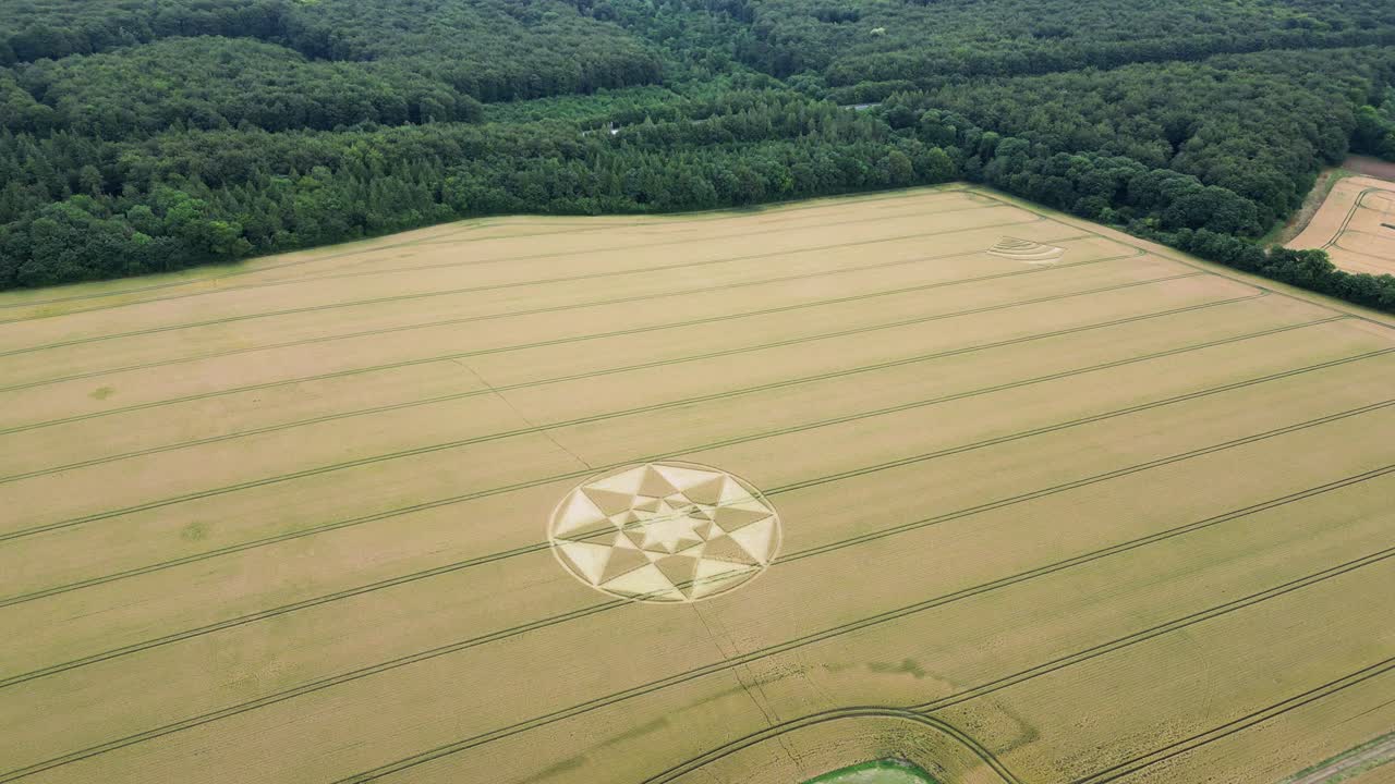 미 ⁇ 데버를 공전하는 공중 뷰 2023 작물 원은 농촌 햄프셔 농경지로 형성됩니다.