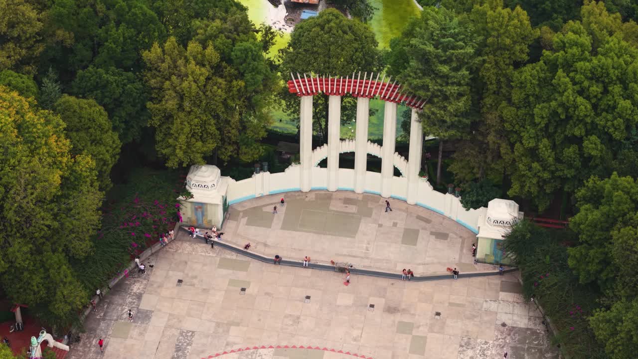 Zoom lens shot compressing view of Foro Lindbergh in Condesa's Parque México