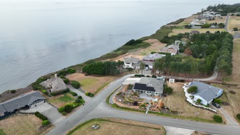 Luftaufnahme-Der-Netten-Alterswohnanlage-Am-Wasser-Auf-Whidbey-Island