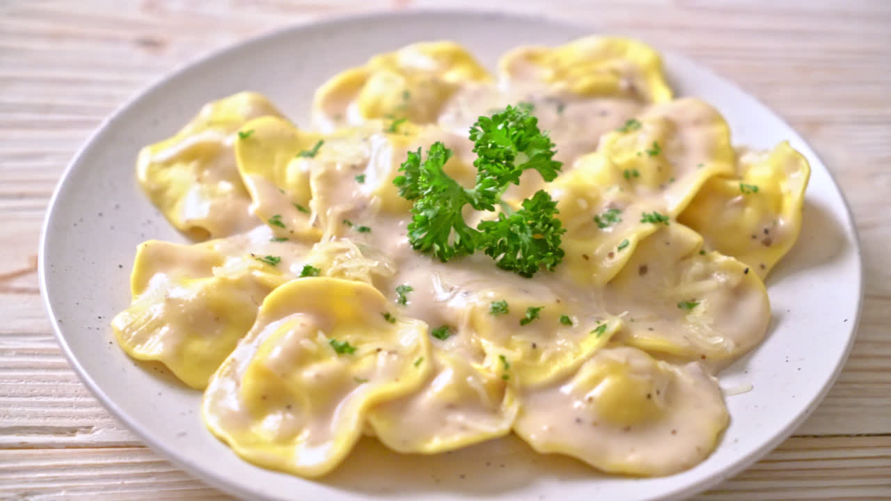 キノコのクリーム ソースとチーズのラビオリ パスタ - イタリアン スタイル