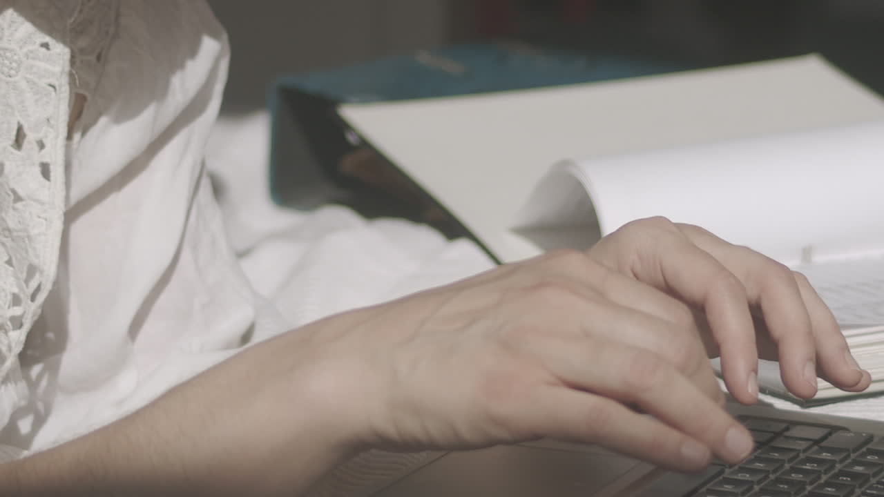 tipos de mujeres adultas en la computadora portátil mientras trabaja desde casa, primer plano, inclinación