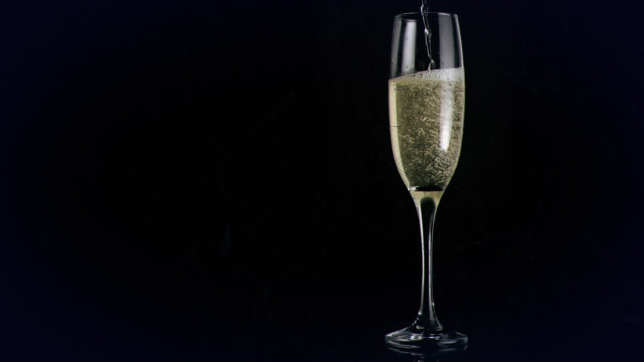 Animazione di un bicchiere di champagne con rete verde su sfondo nero.