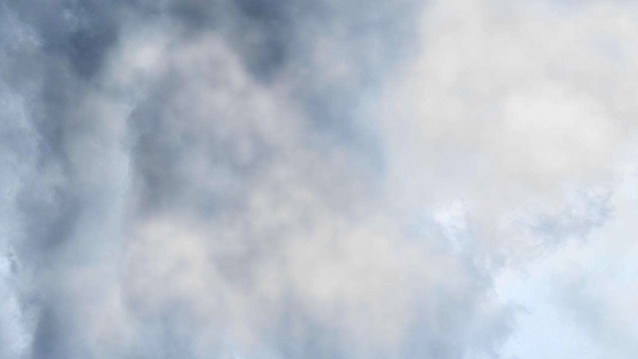 vista aérea, cielo de tormenta con relámpagos en nubes oscuras