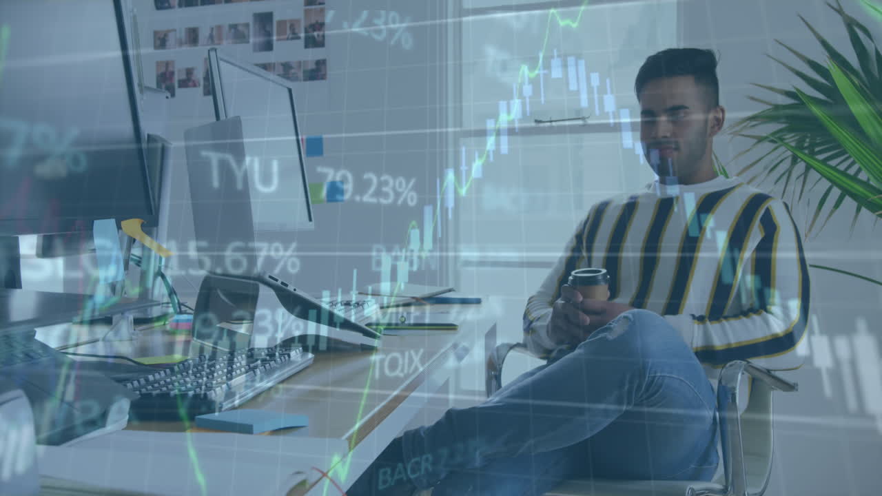 animación del procesamiento de datos del mercado de valores sobre un hombre asiático usando una tableta gráfica en la oficina