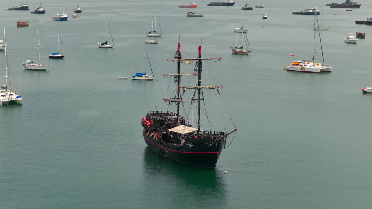 Orbita aerea intorno alla nave turistica replica della Perla Nera a Panama City Puerto de Cruceros