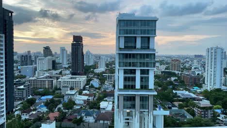 Hermoso-Lapso-De-Tiempo-De-Un-Amanecer-Sobre-La-Ciudad-De-Bangkok-Con-Rascacielos-Y-Nubes-En-Movimiento-Rápido-Que-Revelan-Cielos-Rosados