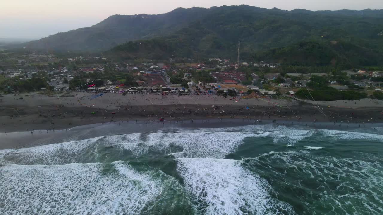 panorama aéreo de la playa de parangkusumo en la isla de java durante el festival de cometas