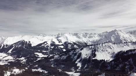 Drone-Aéreo-Disparado-En-Montañas-En-Los-Alpes,-Austria,-Kleinwalsertal,-Zona-De-Esquí,-Montañas-Nevadas