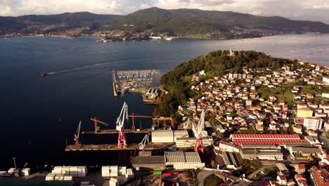 vista aérea a través de la soleada vigo españa montañas costeras puerto industria grúas y pequeño pueblo seascape