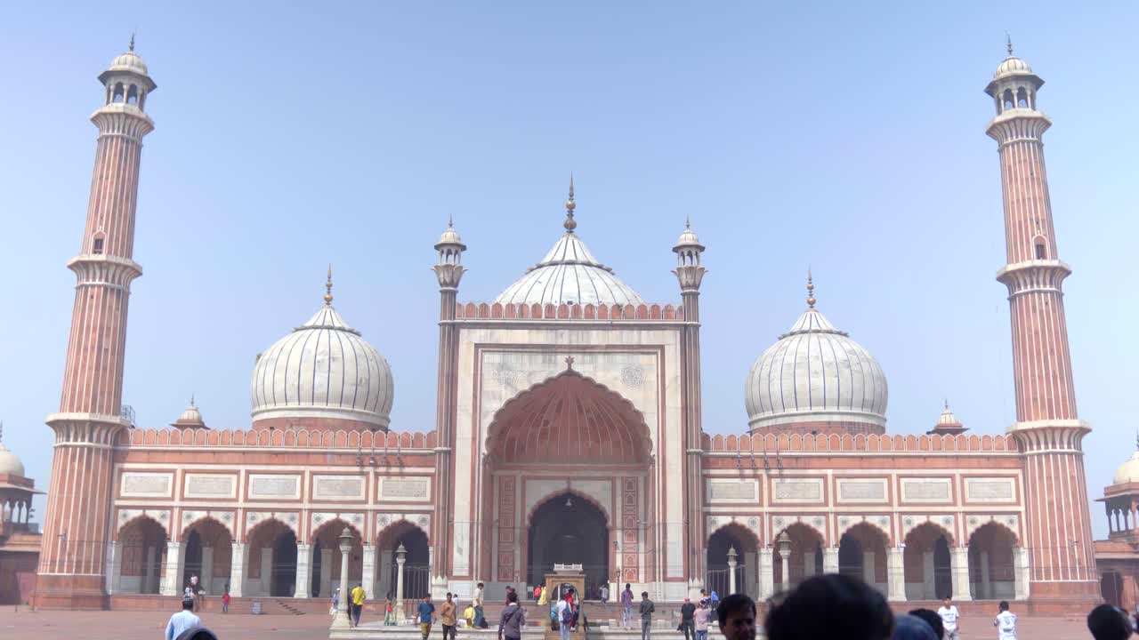 foto panorámica de los interiores de la mezquita de delhi en la india