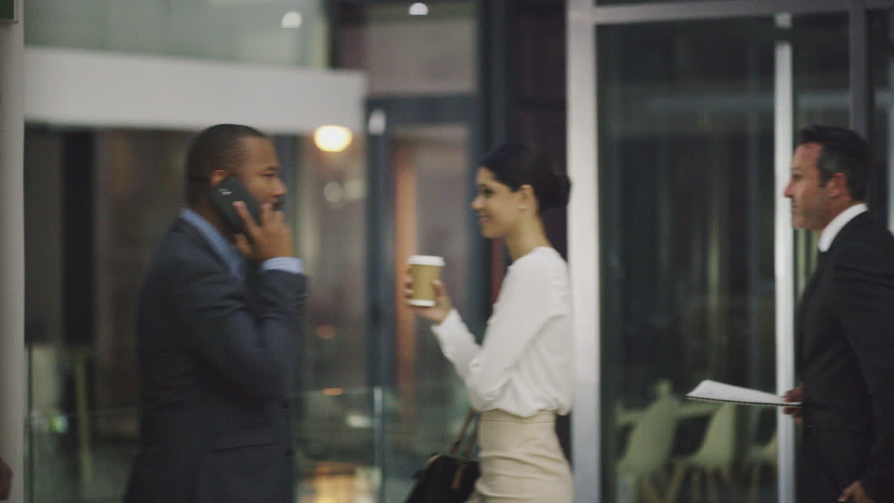 uomini d'affari nel corridoio dell'ufficio moderno