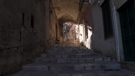 Matera,-Italien-Gasse-Mit-Tollem-Licht-Am-Morgen