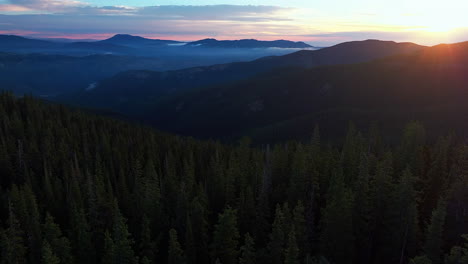 Filmische-Luftdrohne-Sonnenaufgang-Morgensonnenaufflackern-Nebel-Denver-Front-Range-Ausläufer-Rocky-Mountains-Schichten-I70-Idaho-Springs-Immergrüner-Mount-Evans-14er-Wildnis-Squaw-Pass-Echo-Berg-Rückwärts-Schwenken