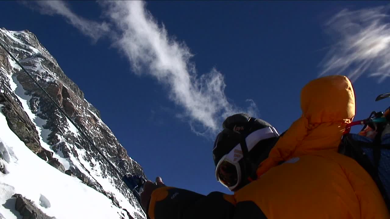 뒤에서 천천히 바위 정상 회담을 오름차순 산악인