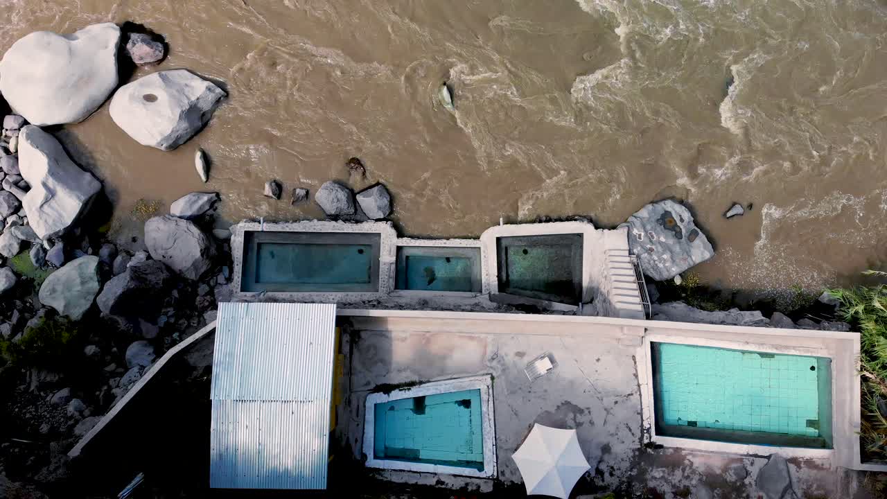 콜카 캐년 llahuar 별장 페루에서 온천 위의 공중 상승 샷