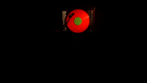 vinyl record pleer. toca canciones de un viejo tocadiscos 4k de la vista superior.