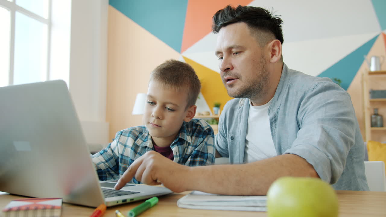 padre e hijo haciendo la tarea juntos