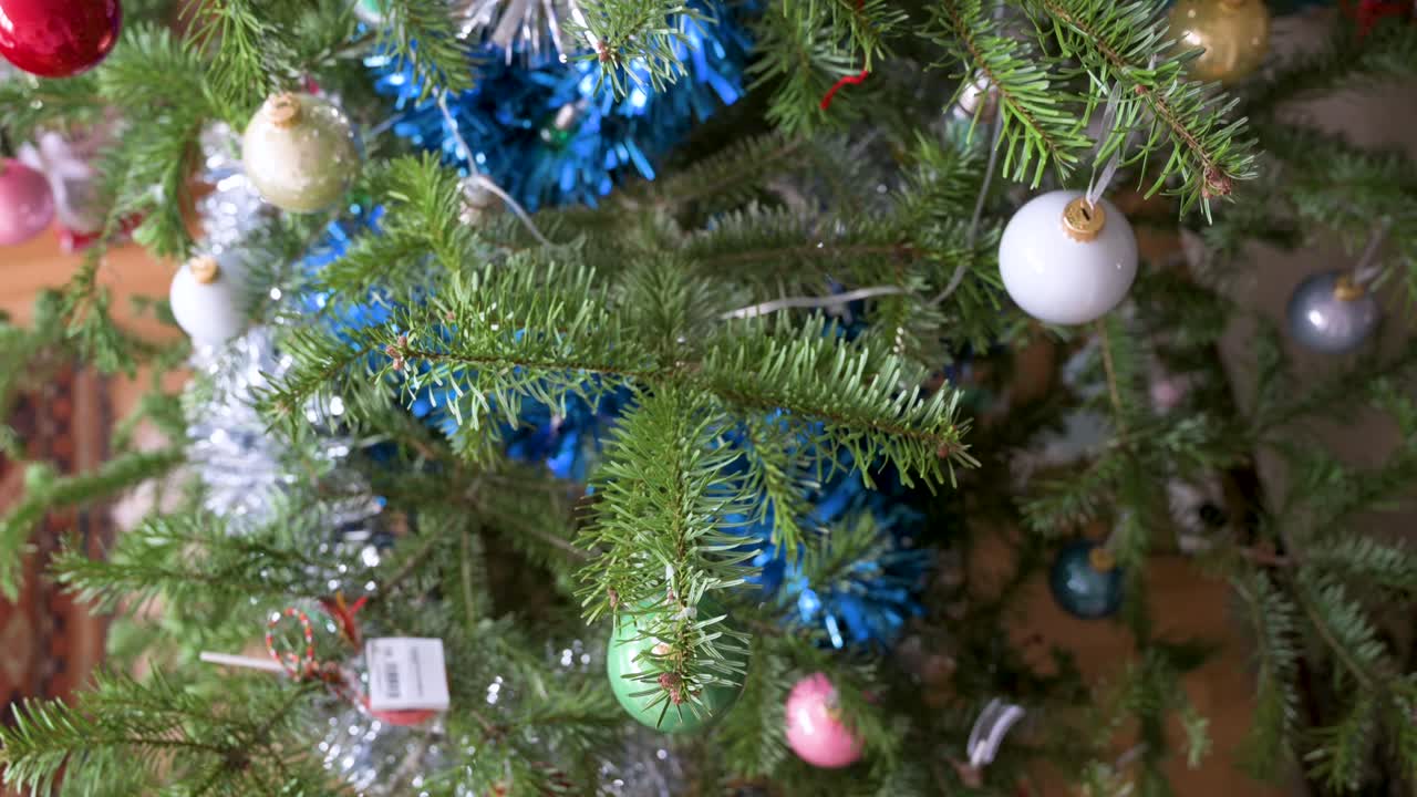 vista a vista de pájaro de las ramas de un pino navideño adornadas con numerosos adornos durante la temporada de invierno