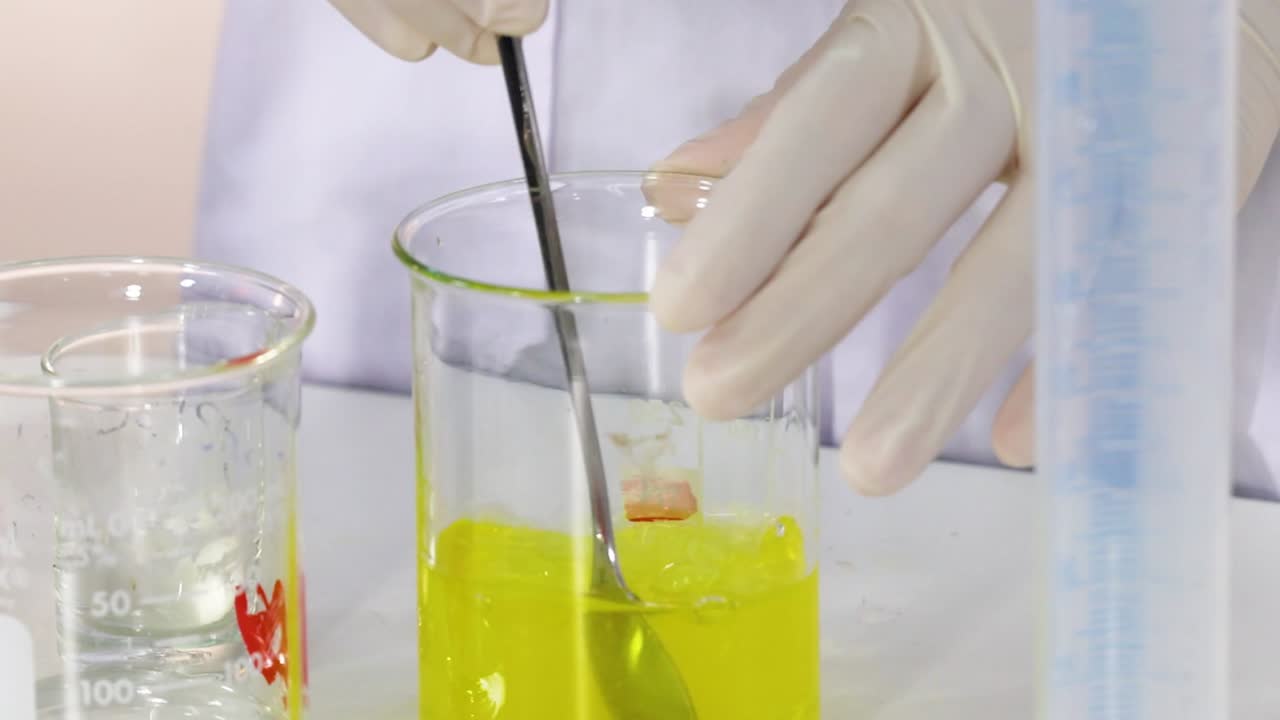 demostración de reacción química con cambio de color