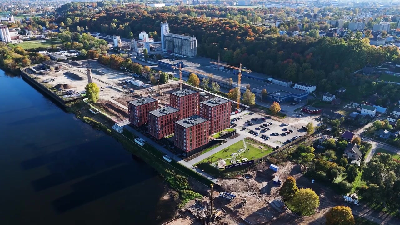Nemunaiciai moderne indkvartering med Kaunas by. Luftfoto.