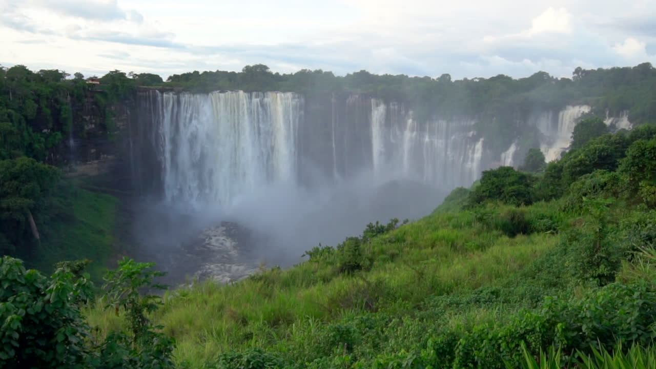 la famosa cascada de kalandula en angola en cámara lenta