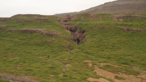 Cascada-Escénica-En-Los-Fiordos-Del-Oeste-De-Islandia,-Mosca-En-Tiro-De-Drone