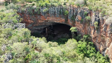 Luftdrohne-Dolly-Aus-Dem-Großen-Lapa-Doce-Höhleneingang-Aus-Bunten-Felsen-Mit-Einem-In-Sich-Geschlossenen-Regenwald-Darunter-Im-Nationalpark-Chapada-Diamantina-In-Bahia-Im-Nordosten-Brasiliens