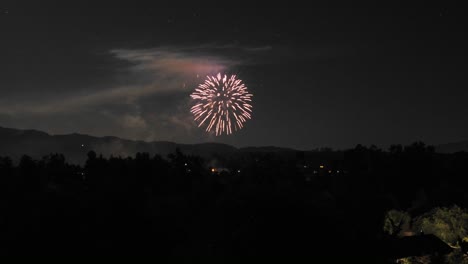 zoom en el lapso de tiempo de los fuegos artificiales del cuatro de julio en ojai california