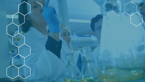 animación de formas sobre científicos caucásicos en el laboratorio