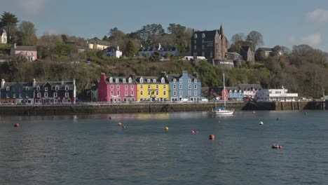 Static-shot-of-the-picturesque-colourful-village-of-Tobermory-on-the-Isle-of-Mull