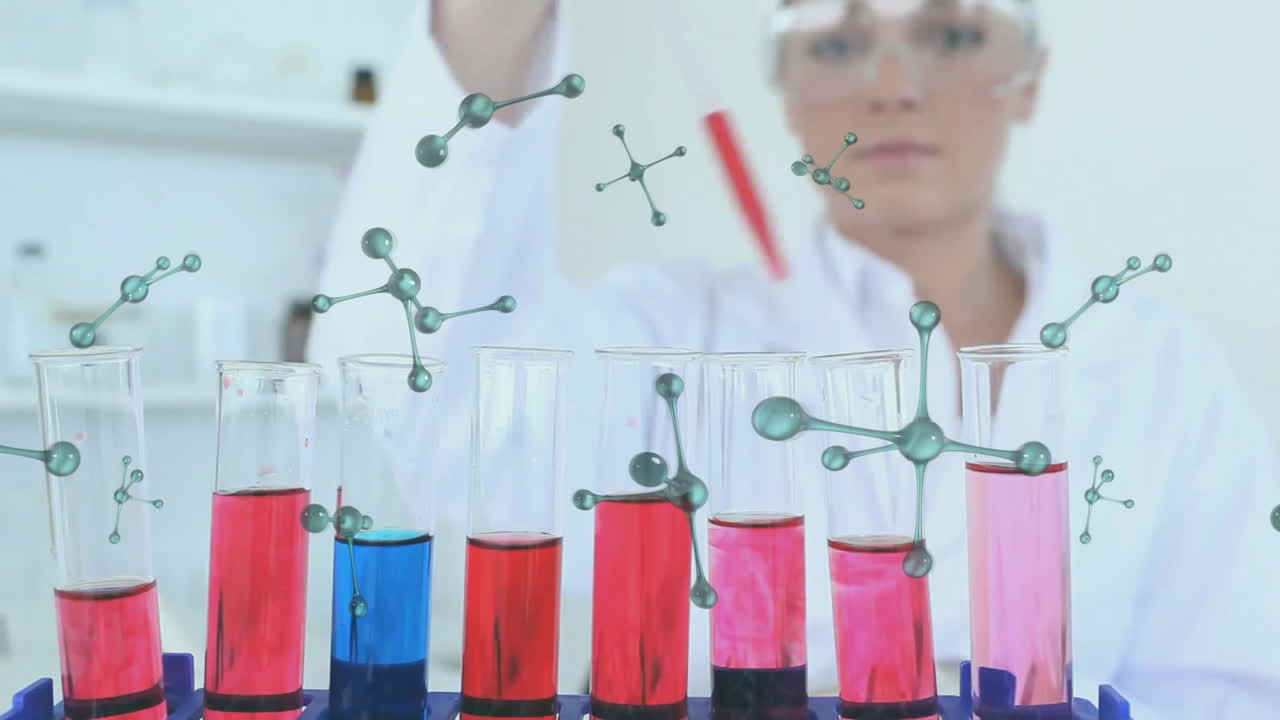 animación de moléculas sobre científica caucásica que trabaja en el laboratorio
