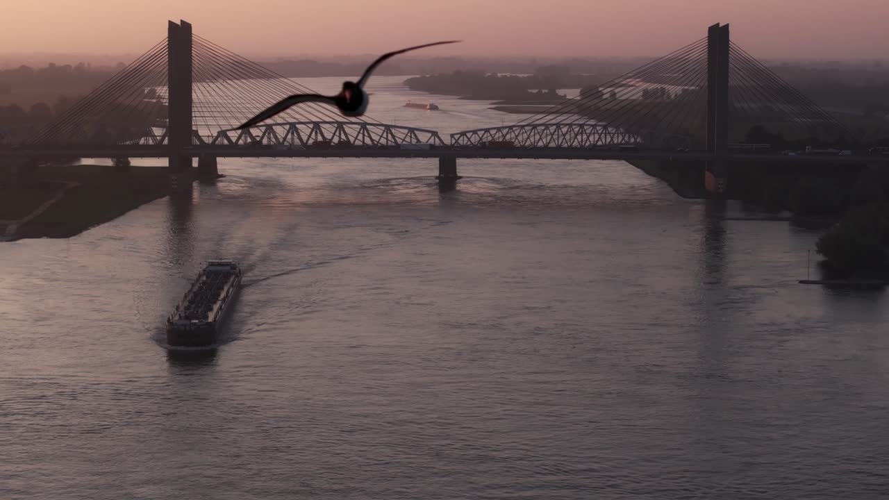 Letecký pohled na Zaltbommel s Martinus Nijhoffbrug, mostem, plavidlem, ukazující poklidnou historickou krajinu v Nizozemsku