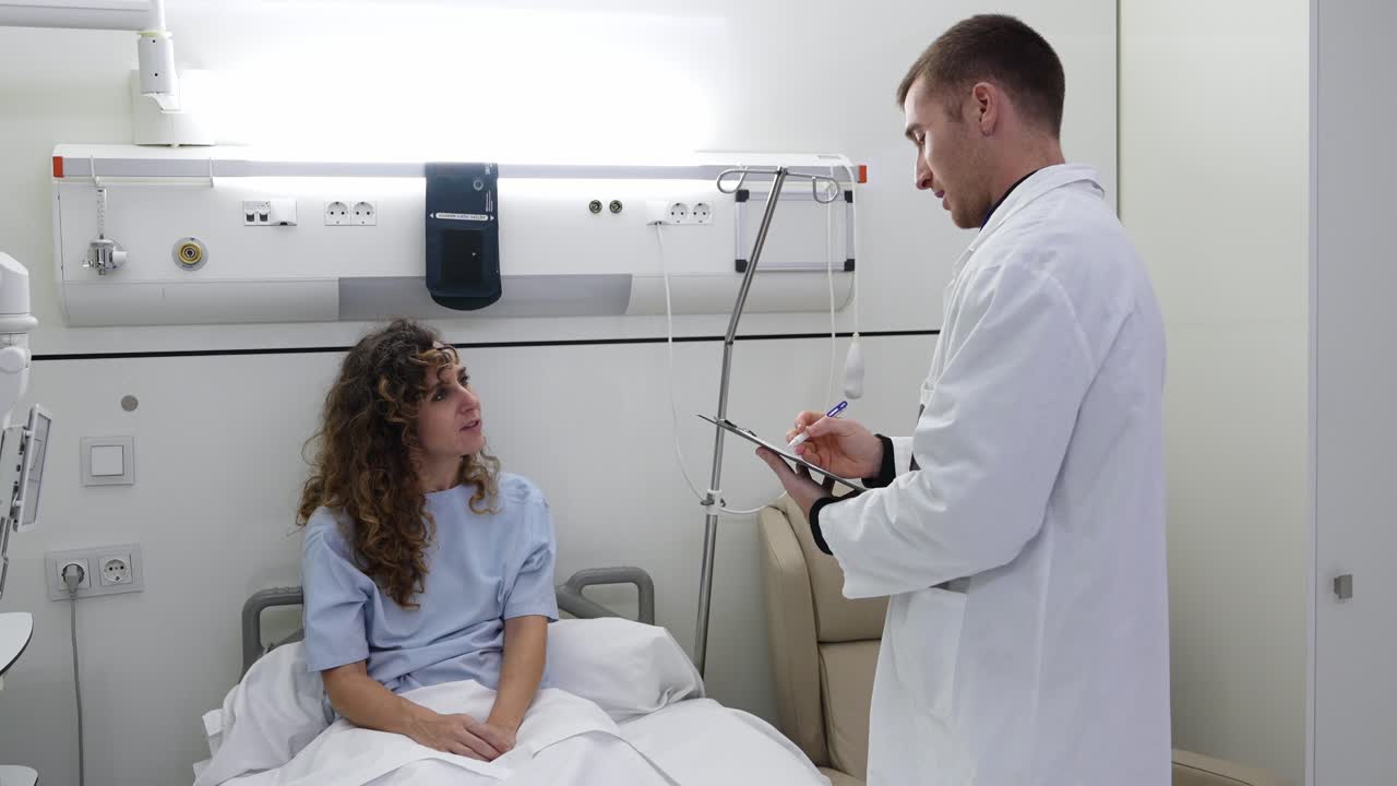 Médico consulta con paciente en la habitación del hospital