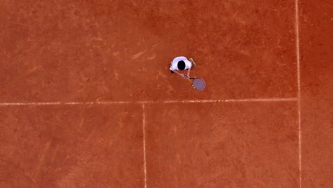 Zeitlupe-Des-Tennisspielers,-Der-Auf-Dem-Tennisplatz-übt-Und-Den-Ball-Hart-Schlägt